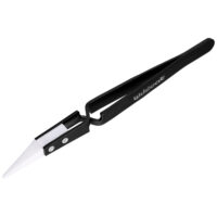 Pinza nera per gioielli con punta in ceramica bianca su sfondo bianco
