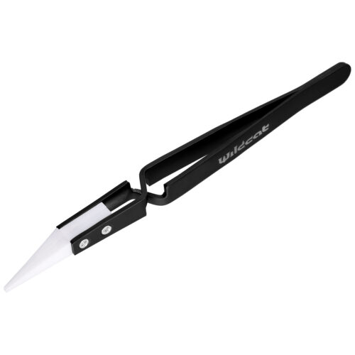 Pinza nera per gioielli con punta in ceramica bianca su sfondo bianco