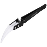 Pinza per gioielli nera con punte in ceramica bianche curve su sfondo bianco