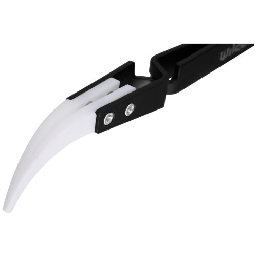 Pinza nera con punta in ceramica bianca curva su sfondo bianco