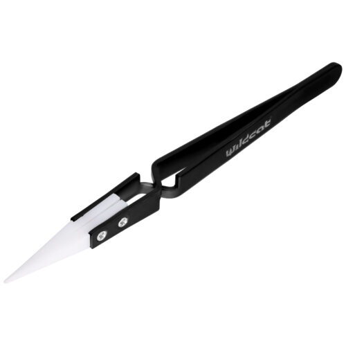 Pinza per gioielli nera con punta in ceramica bianca su sfondo bianco