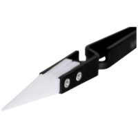 Pinza nera per gioielli con punta in ceramica bianca su sfondo bianco