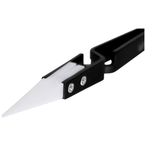 Pinza nera per gioielli con punta in ceramica bianca su sfondo bianco