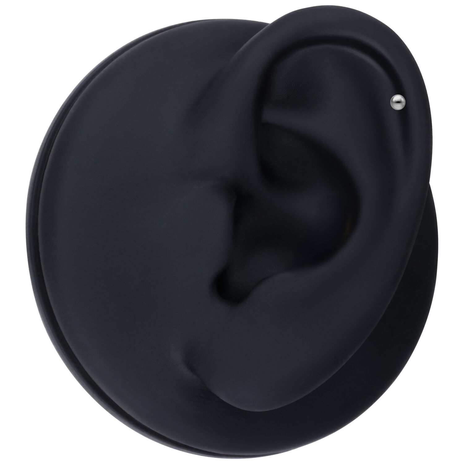 Sfera in titanio nera su un modello di orecchio nero su sfondo bianco