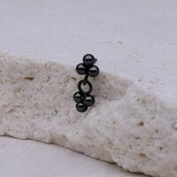 Pendente in titanio nero con sfere su sfondo chiaro