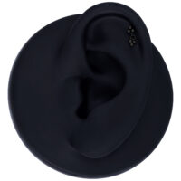 Inserto Push Fit Nero Dangling Trinity su un modello di orecchio nero, sfondo studio