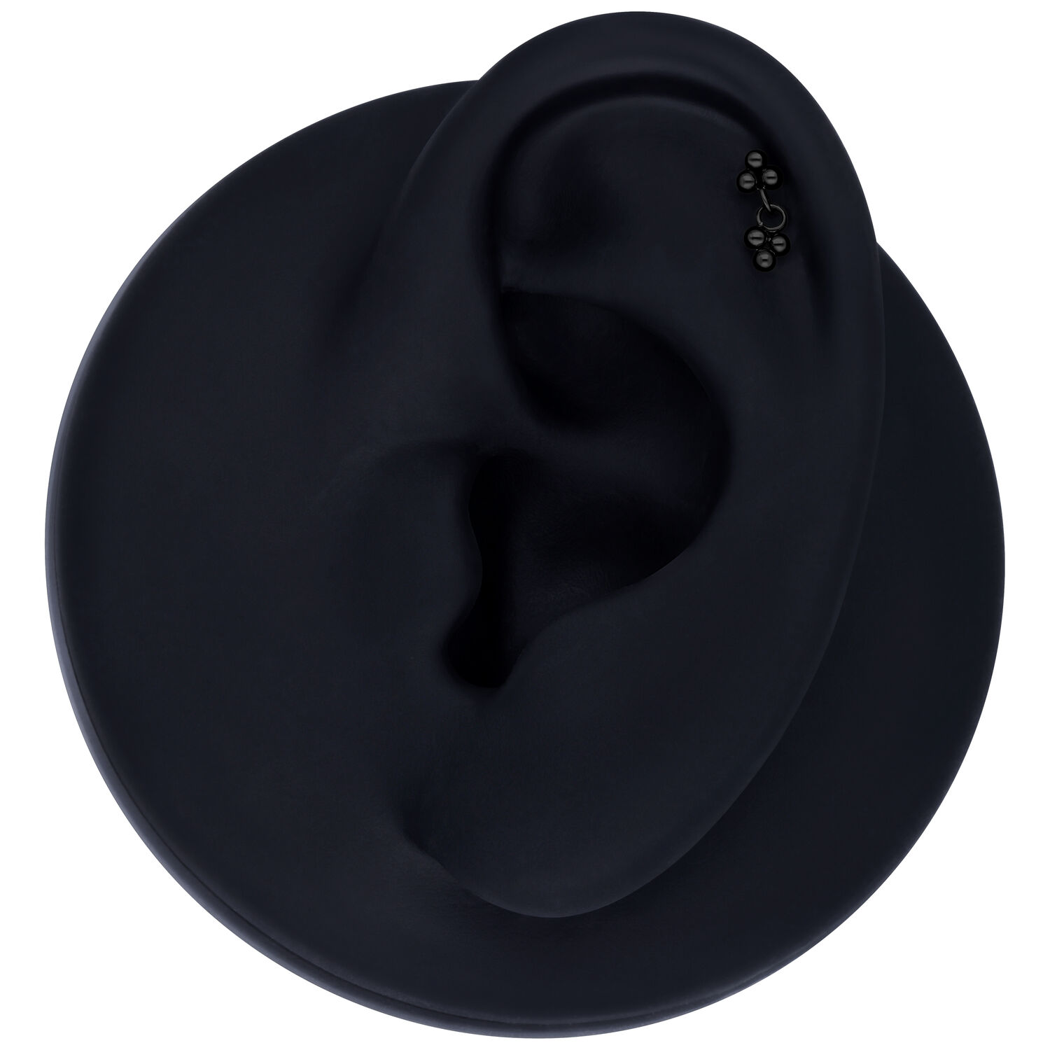 Inserto Push Fit Nero Dangling Trinity su un modello di orecchio nero, sfondo studio