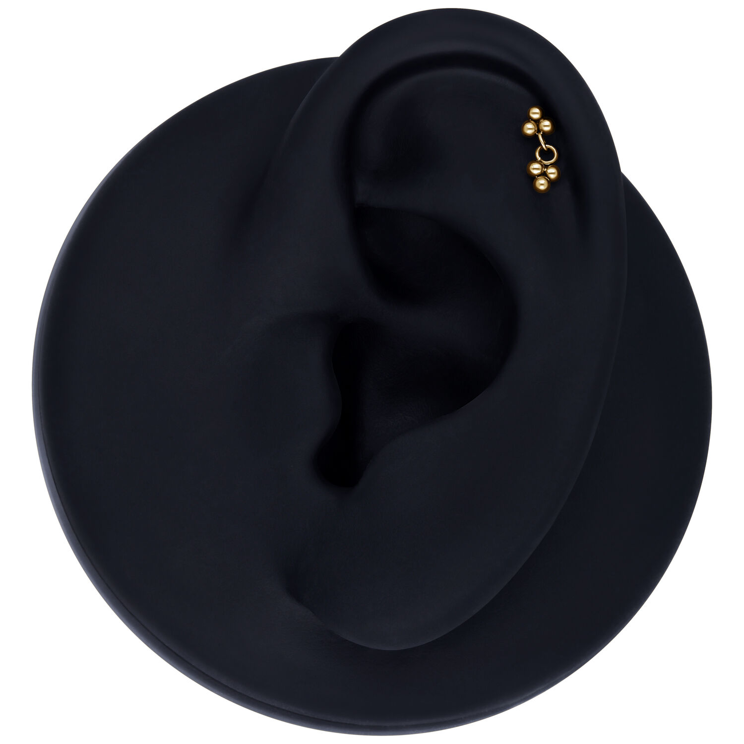 Inserto piercing dorato su modello di orecchio nero su sfondo bianco