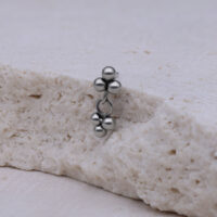 Argento Push Fit Trinity accessorio su superficie di pietra chiara