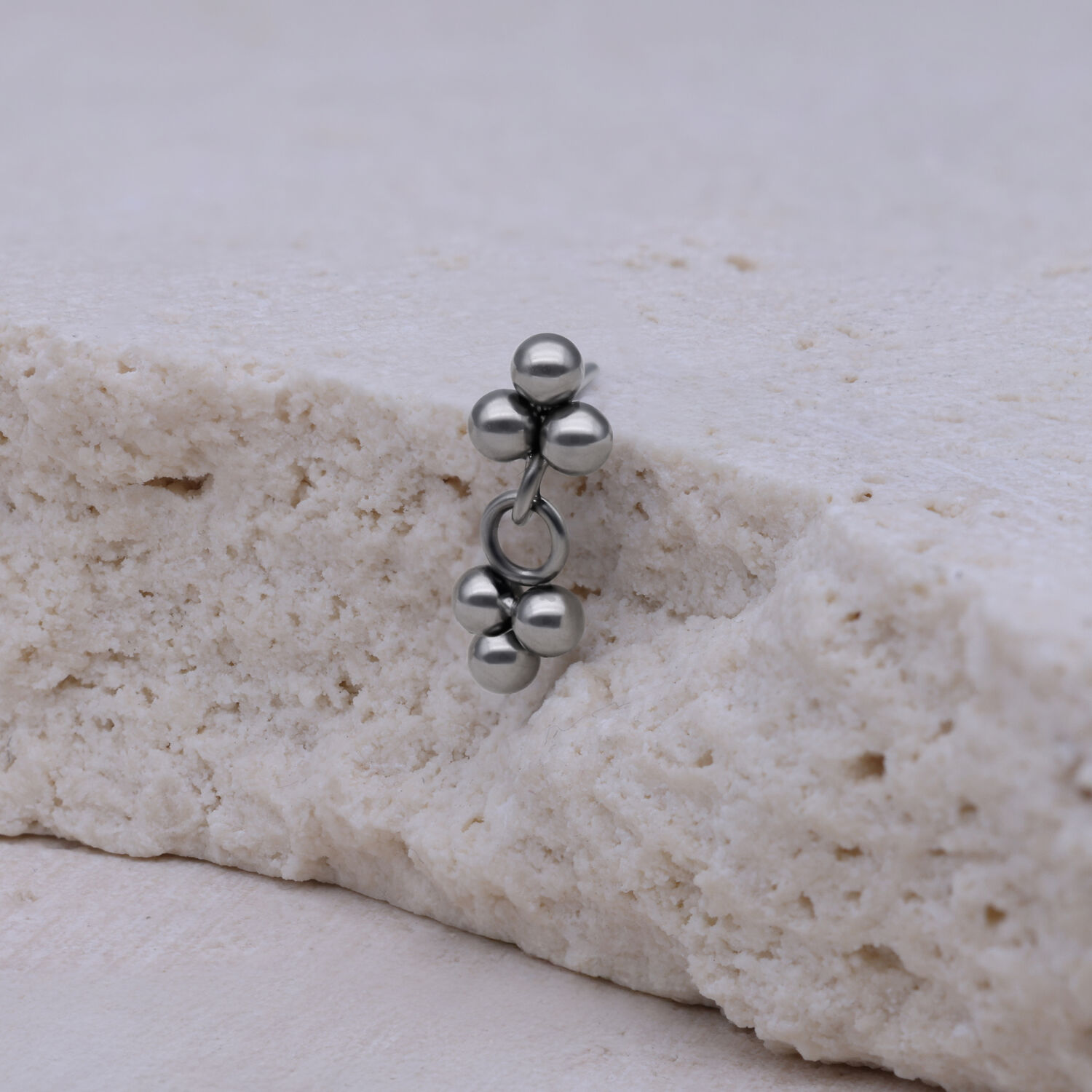 Argento Push Fit Trinity accessorio su superficie di pietra chiara