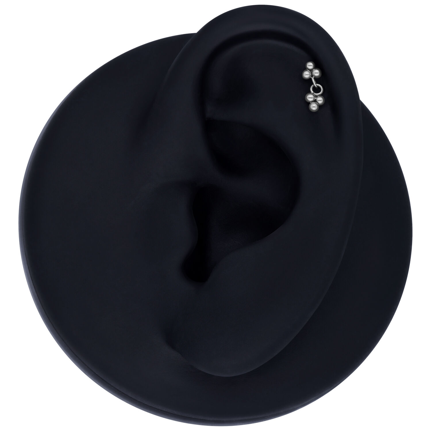 Argento Push Fit Trinity pendente su modello di orecchio nero su sfondo grigio