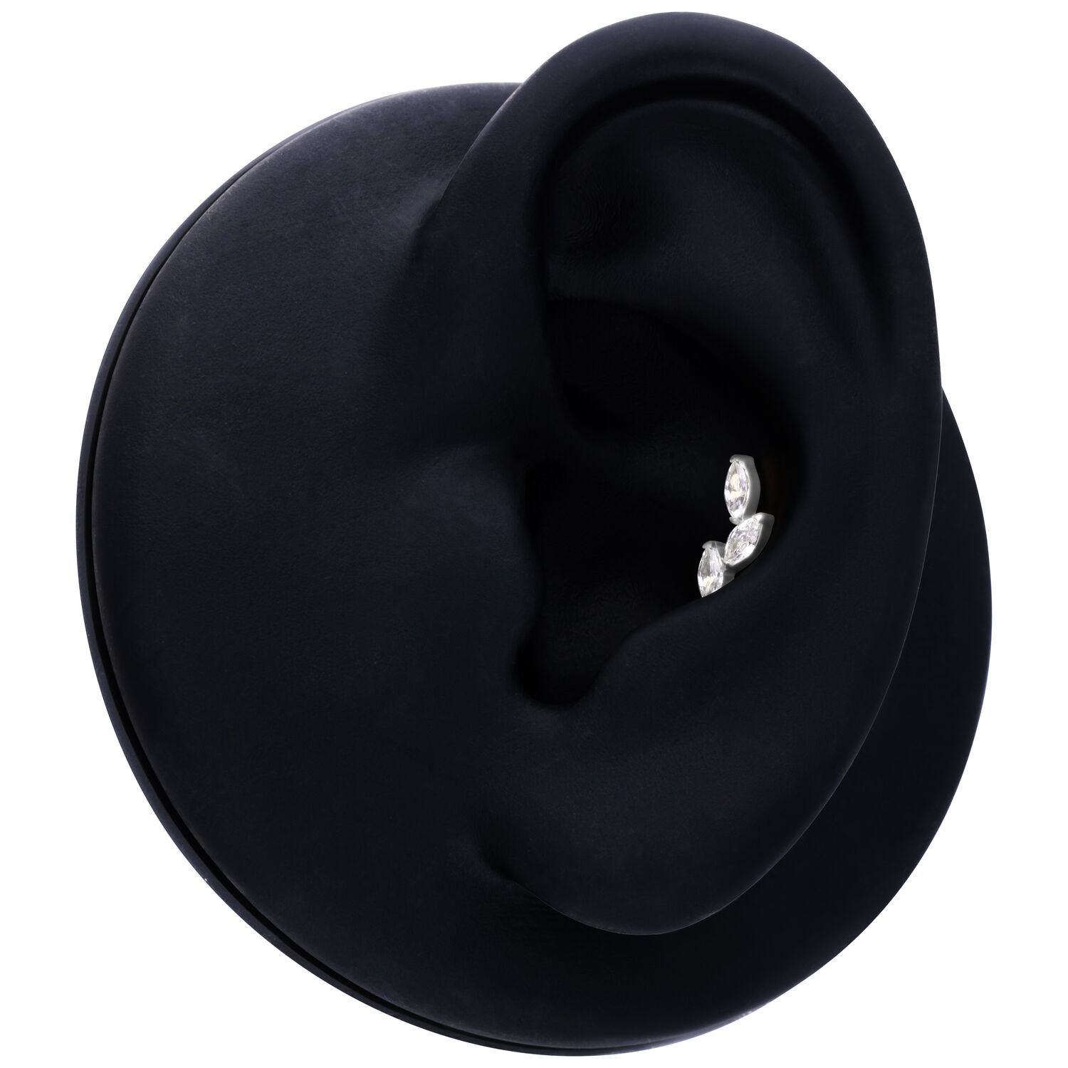 Cristallo per piercing in argento su un manichino nero per orecchio