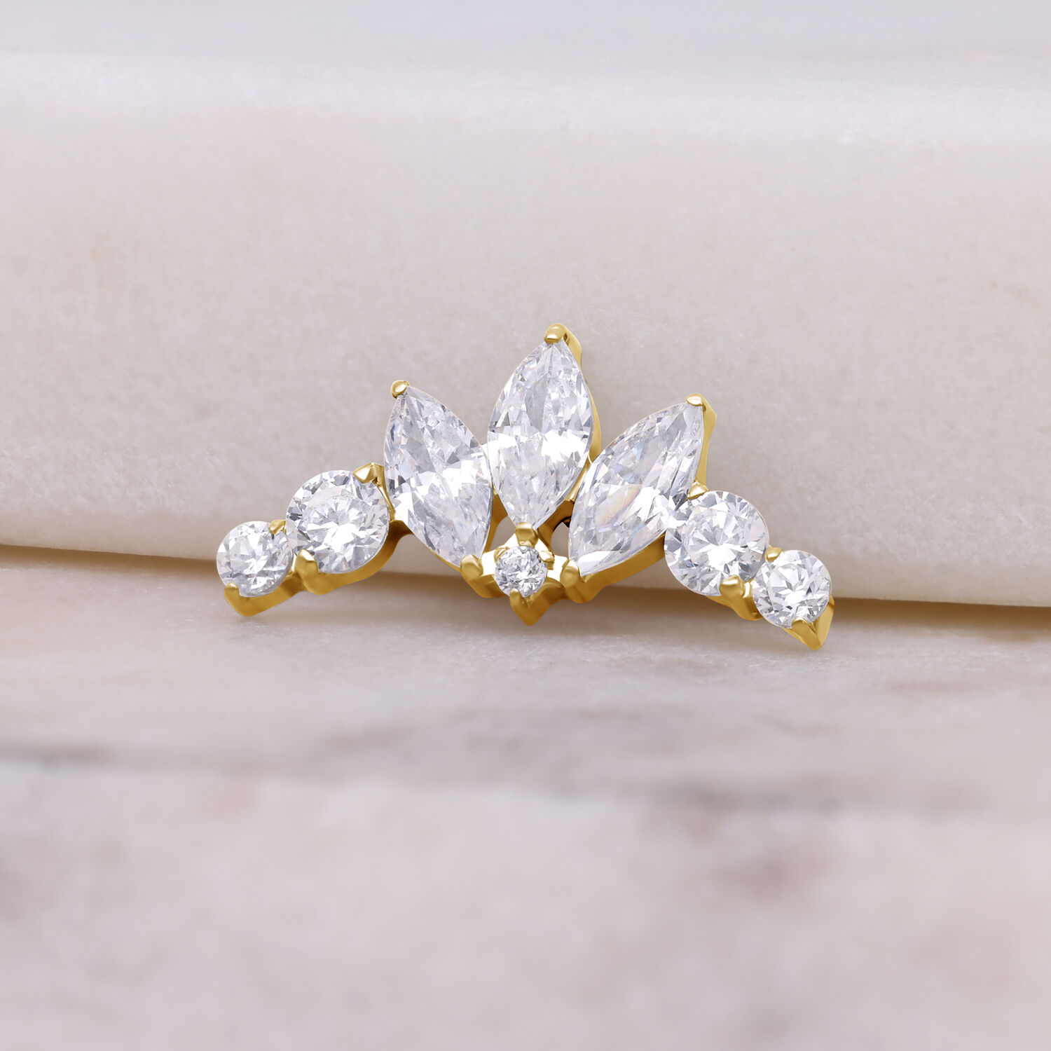 Inserto Tiara in Cristallo Push Fit Dorato Inserto tiara dorato con cristalli chiari su sfondo bianco
