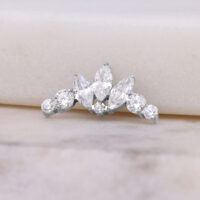 Accessorio in argento con cristalli per piercing Push Fit su sfondo chiaro