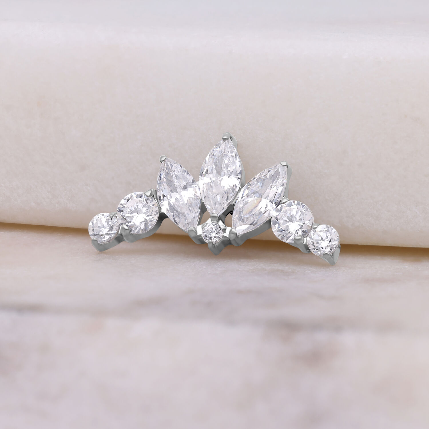 Accessorio in argento con cristalli per piercing Push Fit su sfondo chiaro