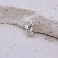 Punta in titanio con foglia di cristallo argento su sfondo chiaro e strutturato