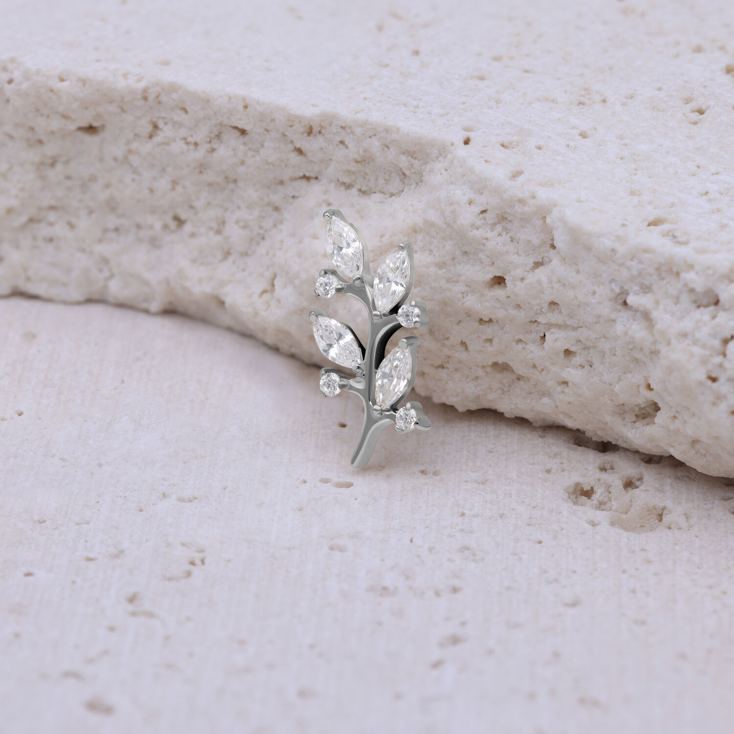 Punta in titanio con foglia di cristallo argento su sfondo chiaro e strutturato