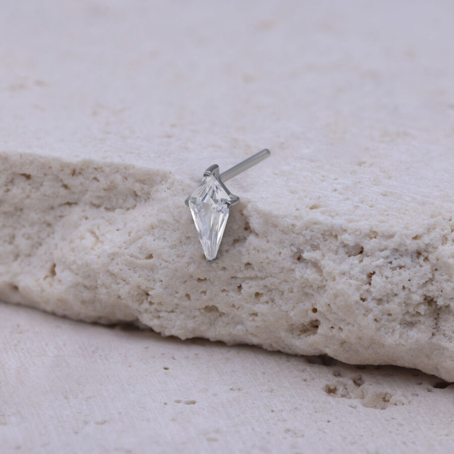 Push Fit in argento con cristallo trasparente su sfondo beige
