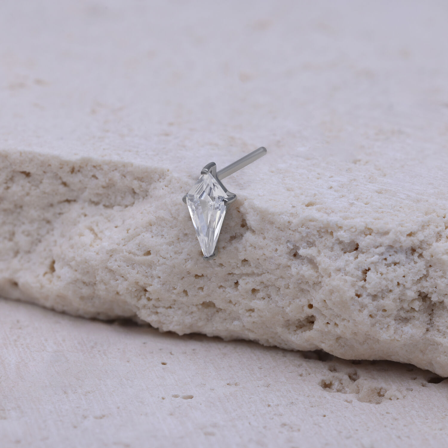 Push Fit in argento con cristallo trasparente su sfondo beige