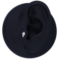 Accessorio in cristallo d'argento a forma di triangolo su un orecchio modello nero