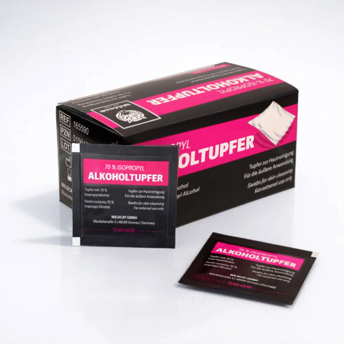 Confezione nera e rosa con tamponi alcolici su sfondo bianco