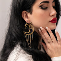 Oldschool Sun Moon Hoops in Oro Donna con orecchini Oldschool Sun Moon Hoops in oro su sfondo neutro