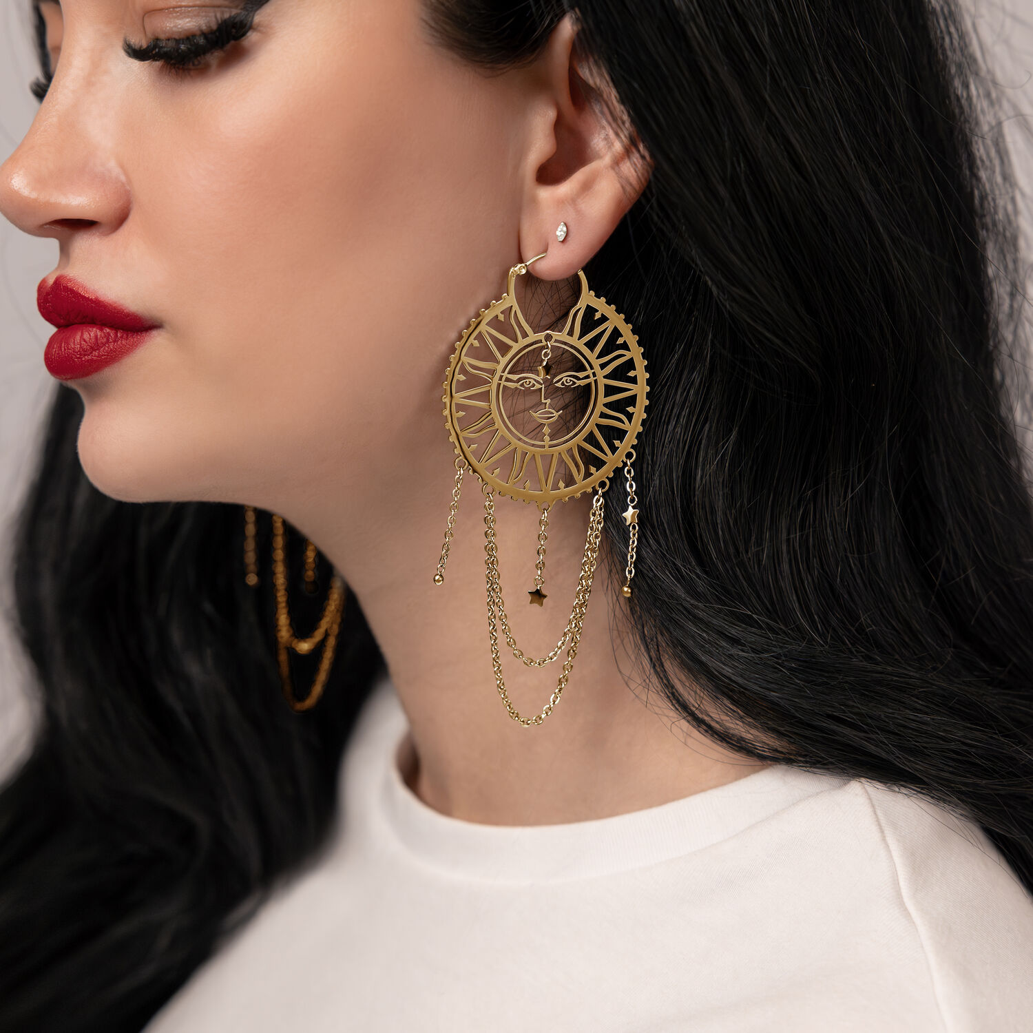 Orecchini a cerchio Sun Moon dorati Oldschool Donna con orecchini a cerchio Sun Moon dorati, capelli lunghi neri