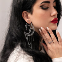 Donna con Sun Moon Hoops in argento, profilo laterale, sfondo liscio