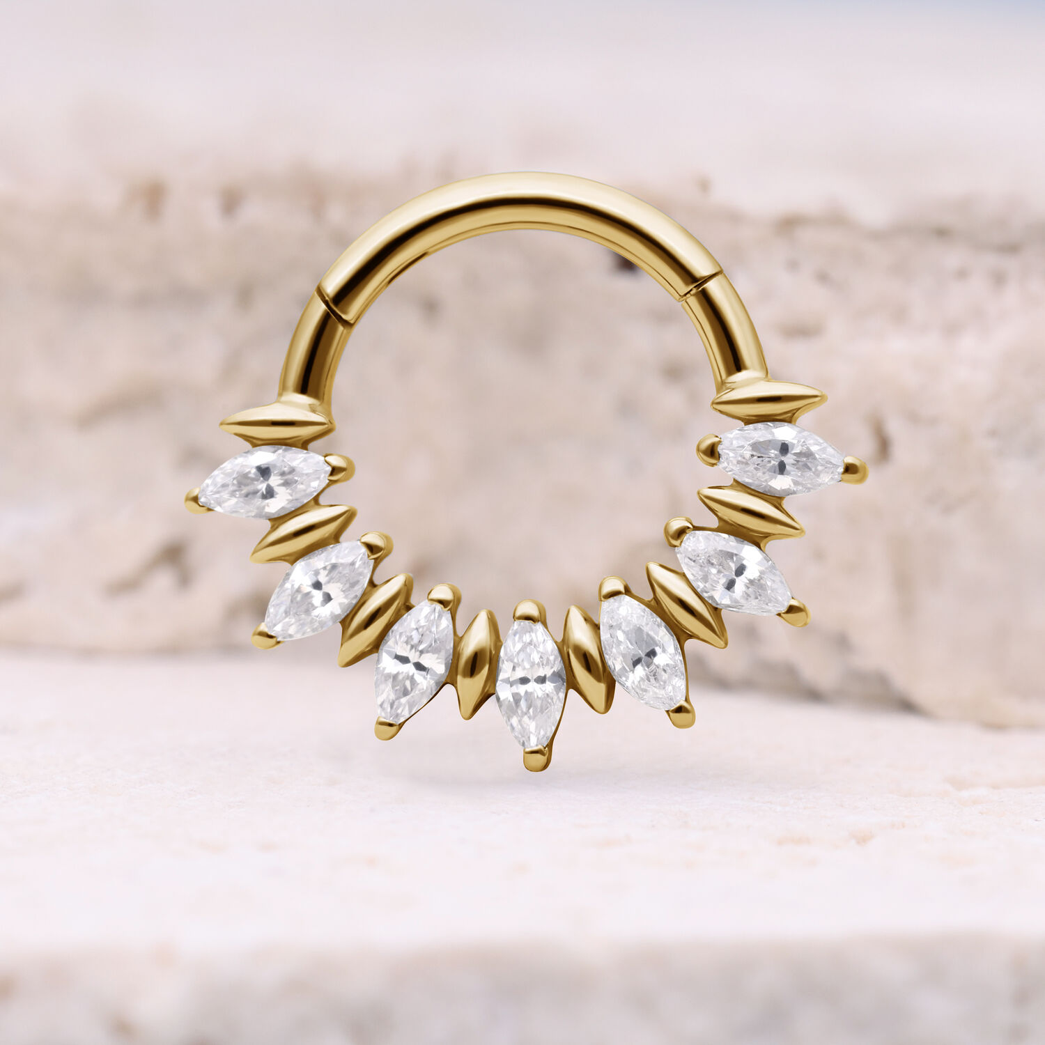 Clicker per setto dorato con pietre Marquise su sfondo chiaro