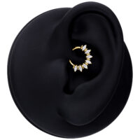 Clicker per setto dorato con design Marquise su display nero per orecchini