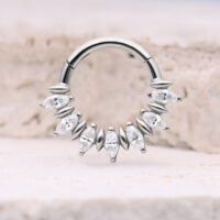 Clicker per setto argento con pietre marquise scintillanti su sfondo chiaro