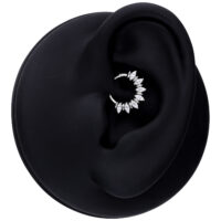 Marquise Sunburst Septum Clicker in argento su modello di orecchio nero