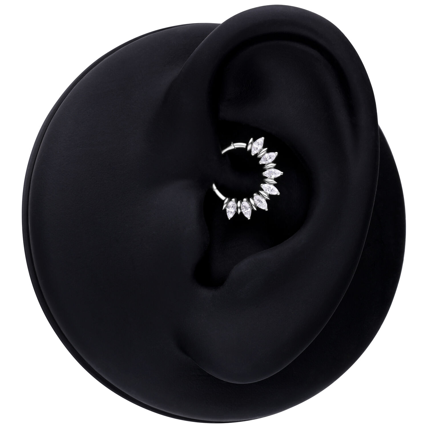 Marquise Sunburst Septum Clicker in argento su modello di orecchio nero