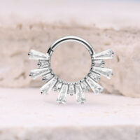 Clicker septum argento con cristalli su sfondo chiaro