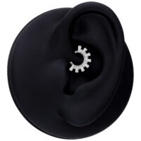 Clicker Septum Sunray in Cristallo Argento su modello di orecchio nero