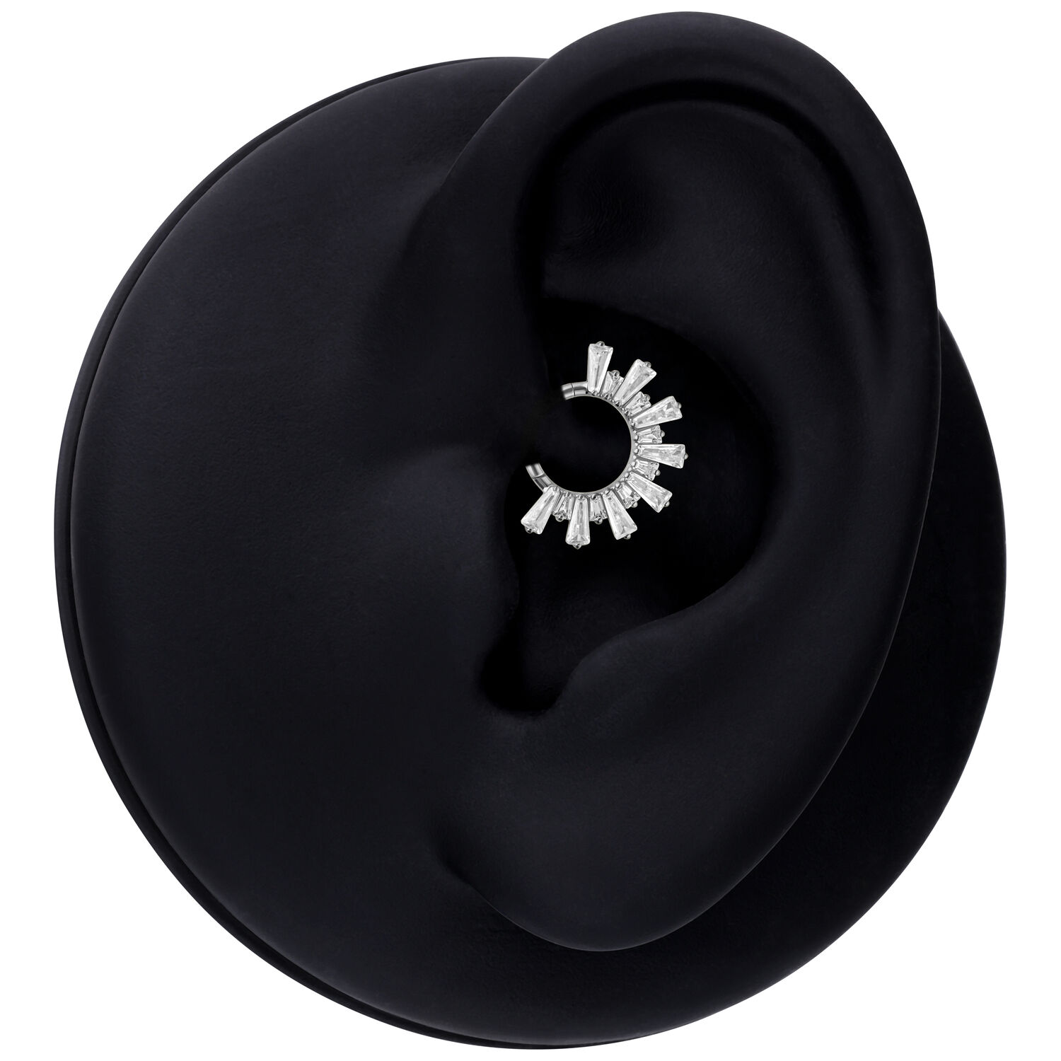 Clicker Septum Sunray in Cristallo Argento su modello di orecchio nero