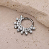 Clicker per setto nasale argento con cristalli scintillanti su sfondo beige