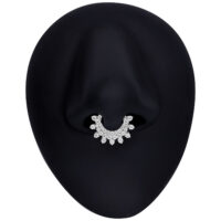 Clicker per setto nasale argento con cristalli scintillanti su sfondo nero