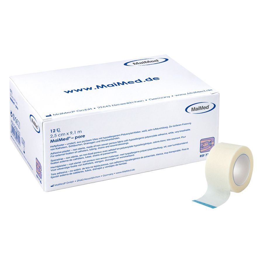 Rotolo bianco di cerotto MaiMed® davanti alla confezione su sfondo bianco