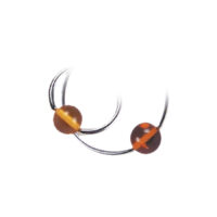 Due sfere Clip-In color ambra su anelli piercing d'argento su sfondo bianco