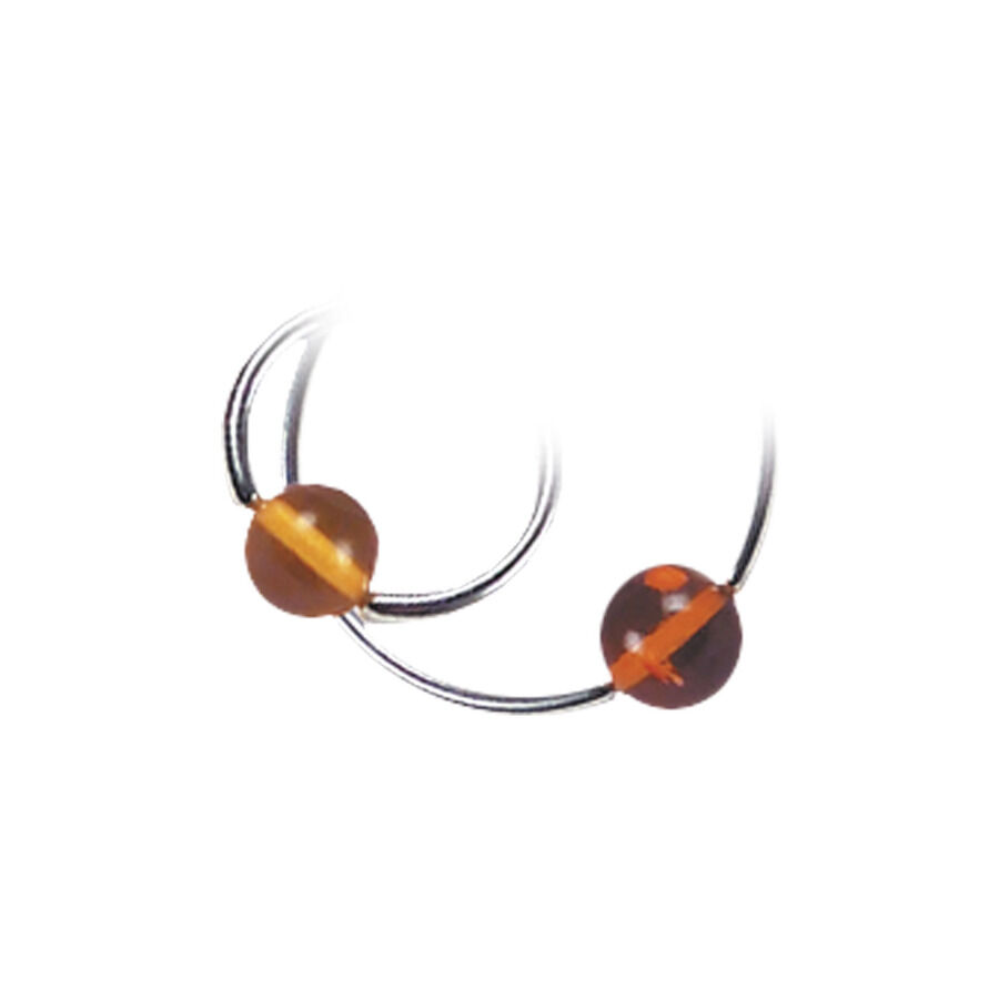 Due sfere Clip-In color ambra su anelli piercing d'argento su sfondo bianco