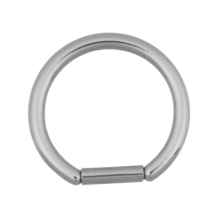 Anello segmentato rotondo in acciaio chirurgico argento su sfondo bianco