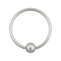Anello Ball Closure in argento in acciaio chirurgico su sfondo bianco