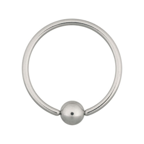 Anello Ball Closure in argento in acciaio chirurgico su sfondo bianco