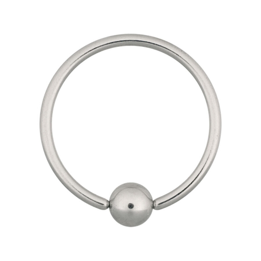 Anello Ball Closure in argento in acciaio chirurgico su sfondo bianco