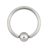 Anello clip in acciaio chirurgico argento con chiusura a sfera su sfondo bianco