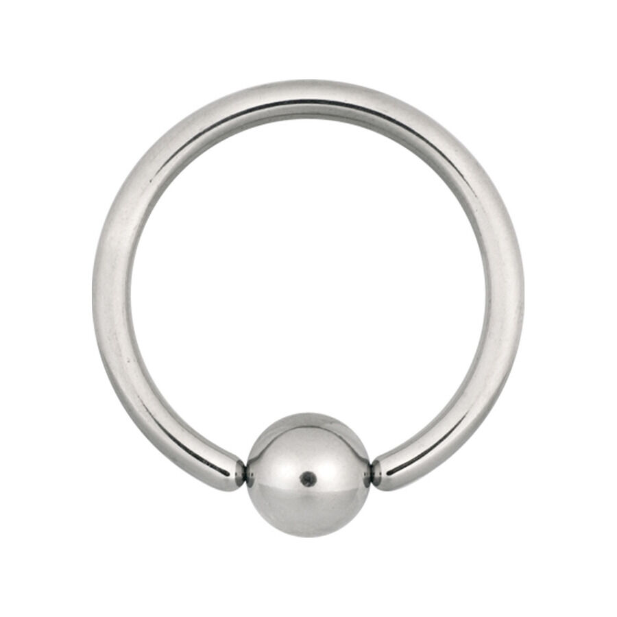 Anello clip in acciaio chirurgico argento con chiusura a sfera su sfondo bianco