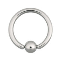 Anello a clip argentato in acciaio chirurgico su sfondo bianco