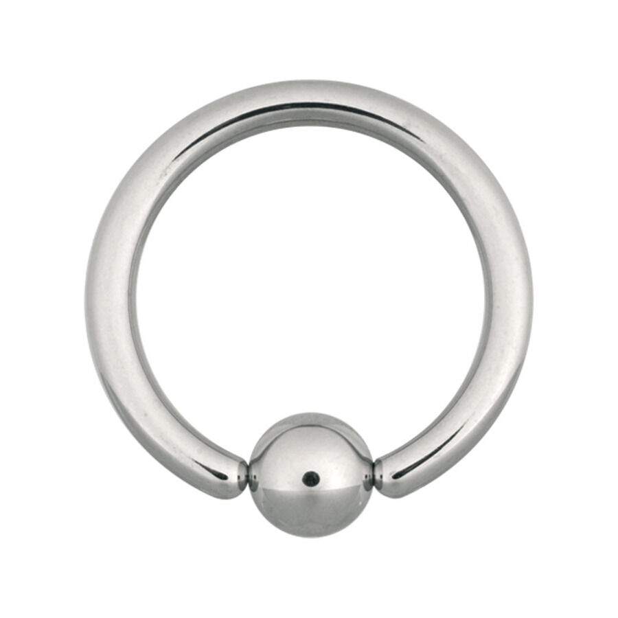 Anello a clip argentato in acciaio chirurgico su sfondo bianco