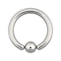 Anello a Sfera in Acciaio Chirurgico Argento su sfondo bianco